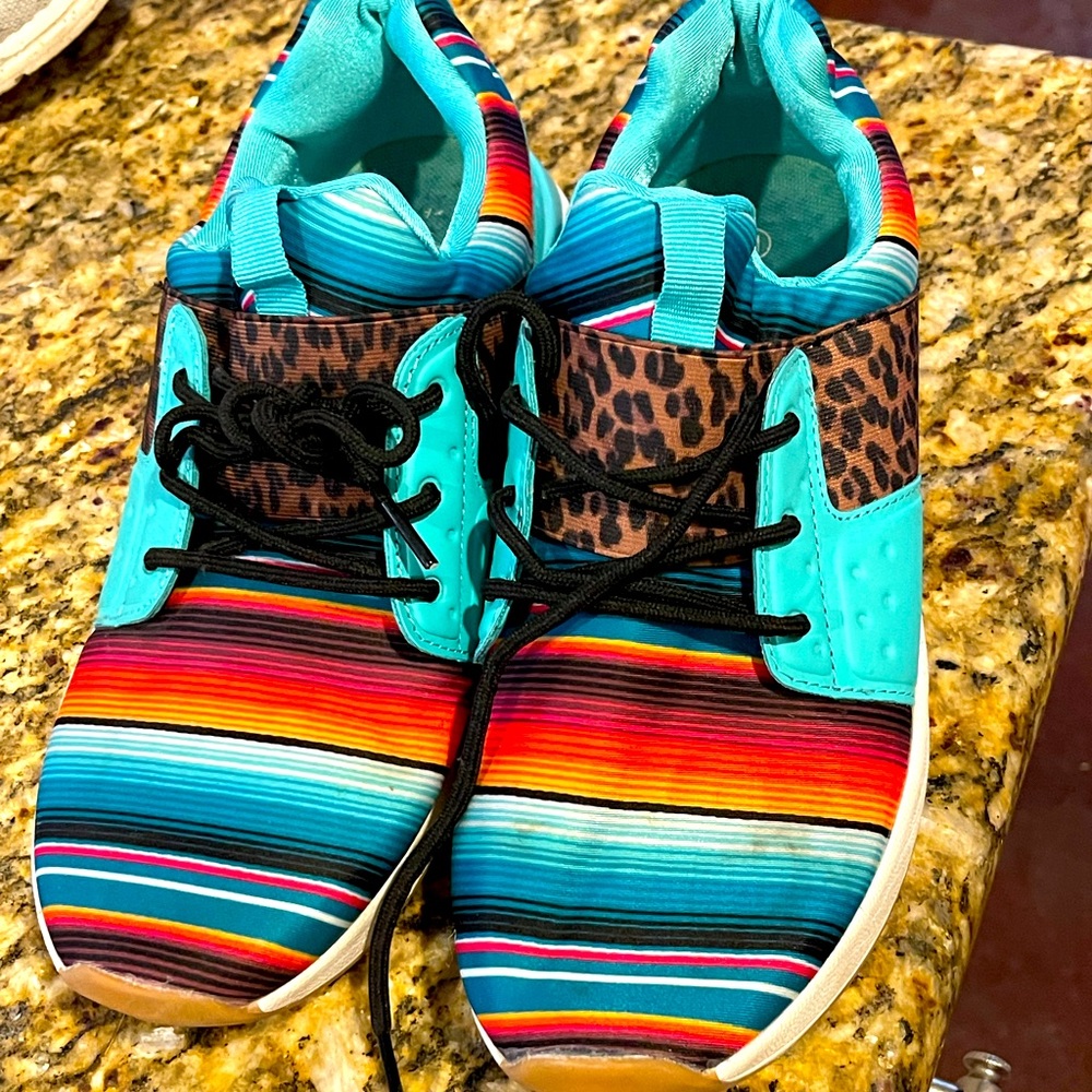 Aztec tennis shoes women’s size 11